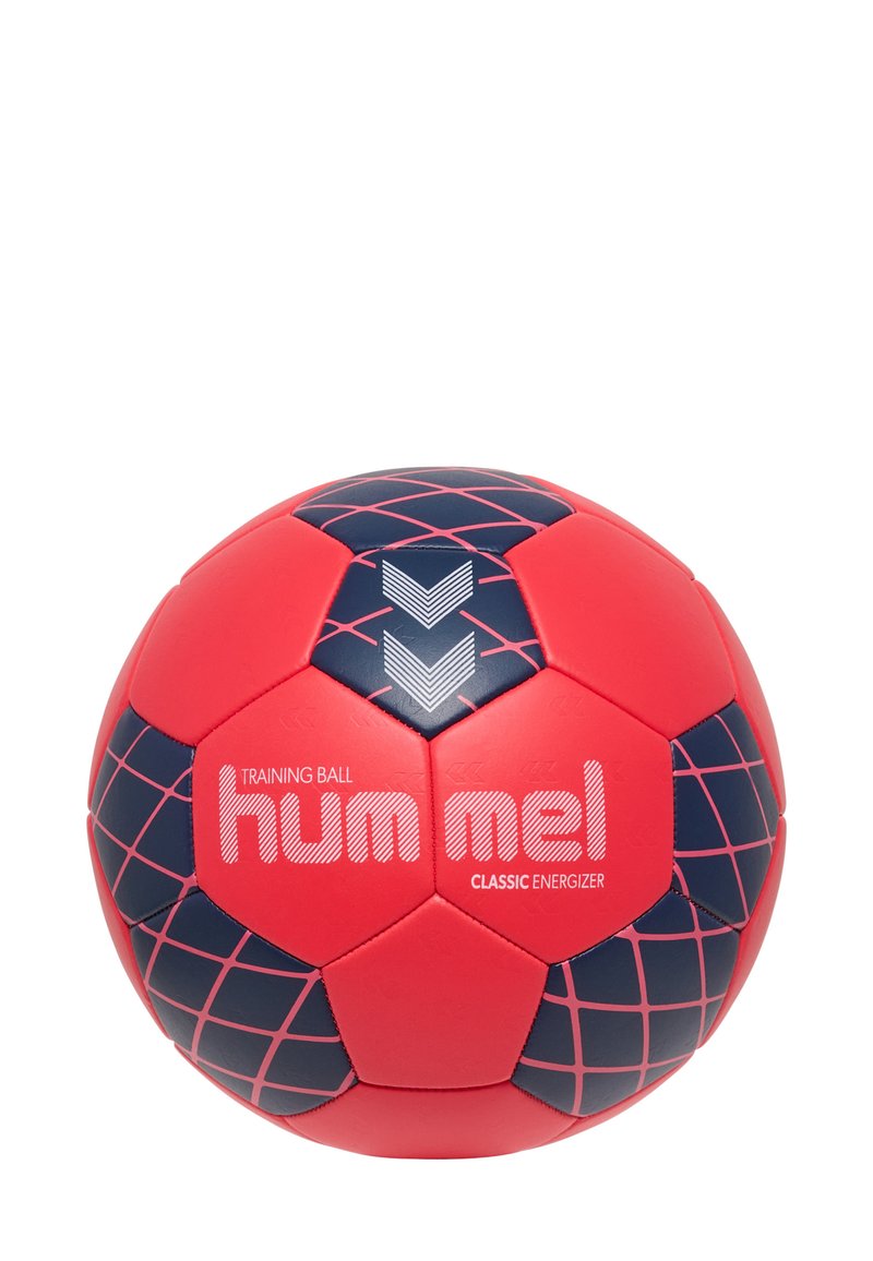 Röd och marinblå träningsboll med hexagonala paneler, texturerad yta och rutmönster, med "hummel"-logotyp och texten "CLASSIC ENERGIZER".