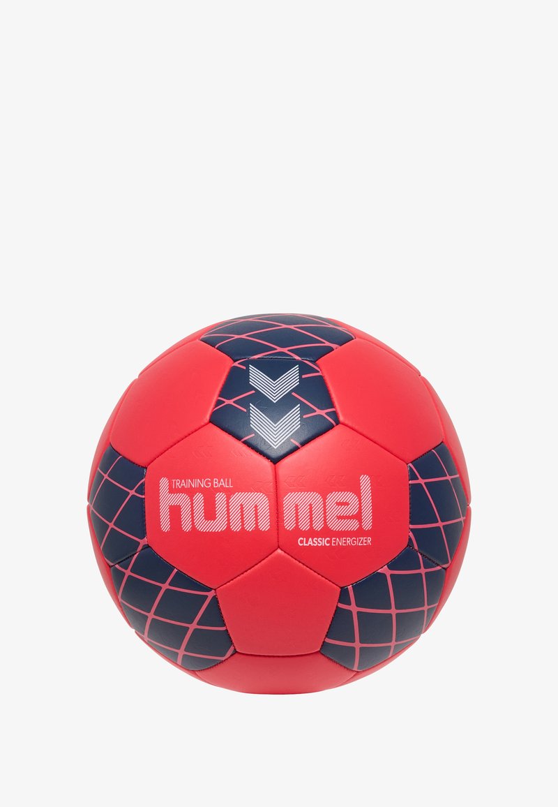 Röd och marinblå träningsboll med hexagonala paneler, texturerad yta och rutmönster, med "hummel"-logotyp och texten "CLASSIC ENERGIZER".