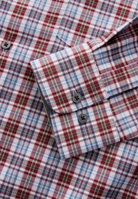 Kariertes Hemd aus Baumwollmischung mit einem karierten Muster in Rot, Blau und Grün. Zwei dunkle Knöpfe am Ärmelbündchen, kurzärmeliges Design und glatte Textur.