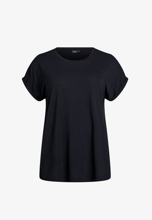 Melnā t-kreklā, kas izgatavots no mīksta auduma, ir apaļa kakla izgriezums un sarullētas īsās piedurknes, ar brīvu piegriezumu un bez redzamām rakstu vai akcentu detaļām.