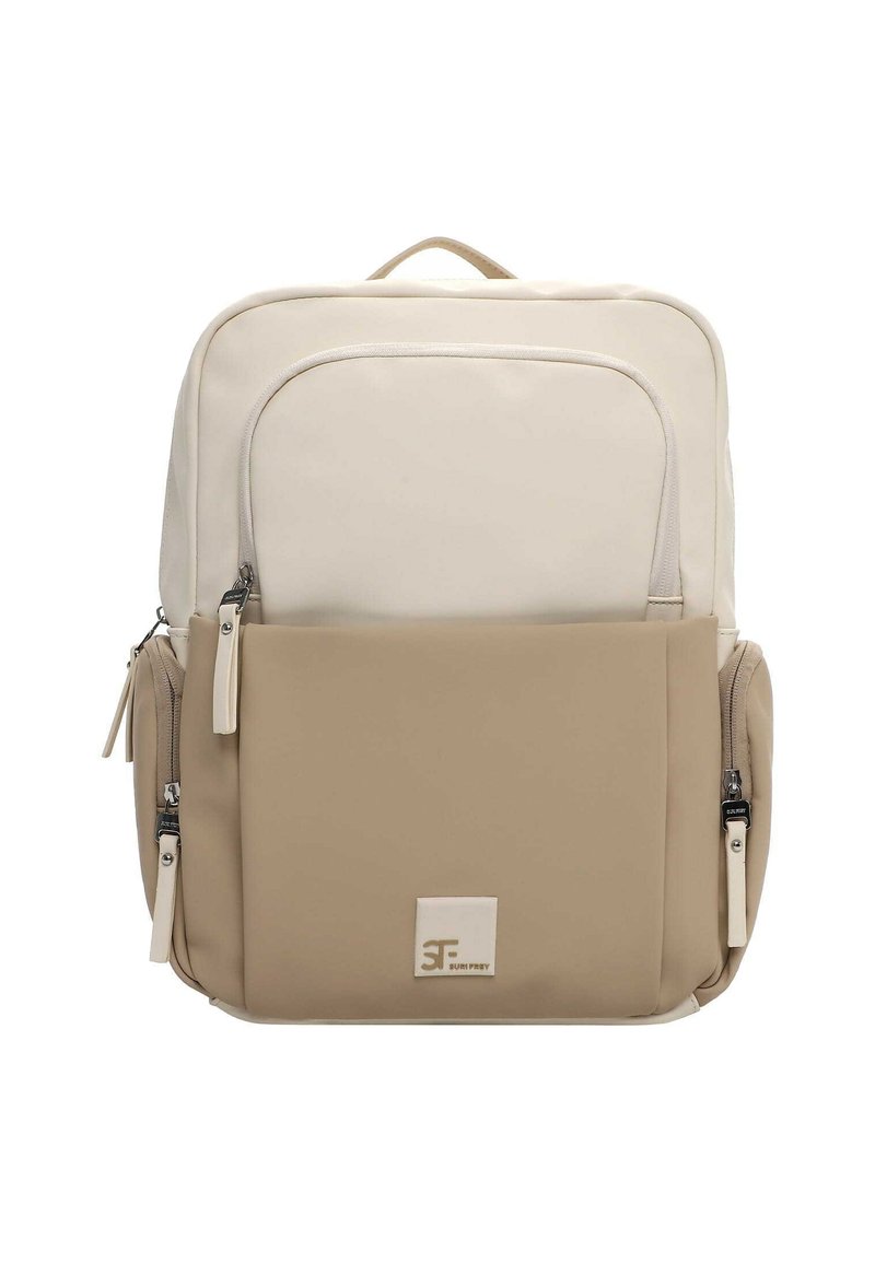 Béžový a krémový látkový batoh s velkou hlavní přihrádkou, přední kapsou, dvojitými zipy a logovou nášivkou. Hladká textura a strukturovaný design.