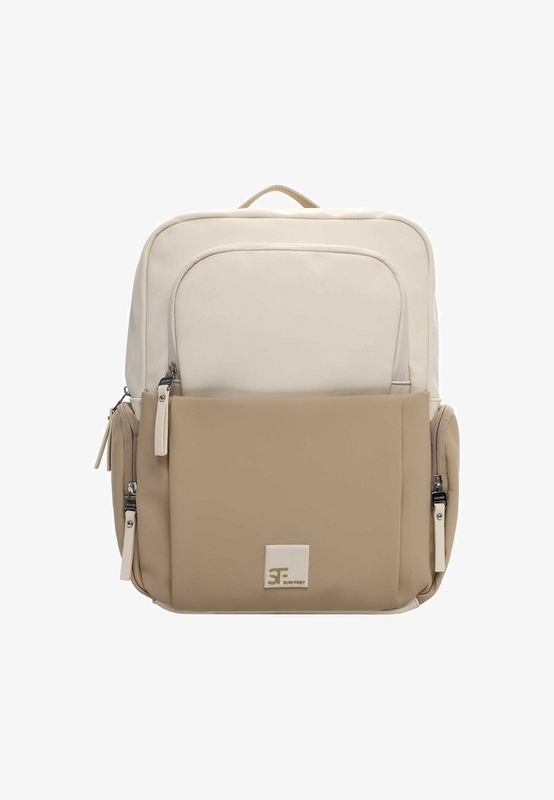 Béžový a krémový látkový batoh s velkou hlavní přihrádkou, přední kapsou, dvojitými zipy a logovou nášivkou. Hladká textura a strukturovaný design.