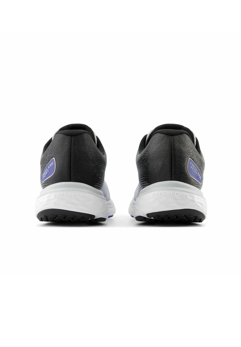 Zapatillas deportivas negras con parte superior de malla, entresuela blanca Fresh Foam y suela de goma negra. Presenta un logotipo morado en el talón.