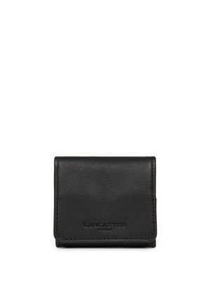 Schwarze Lederbörse mit strukturierter Oberfläche, im gefalteten Design und mit eingeprägtem Branding auf der Vorderseite. Kompakte und minimalistische Form.
