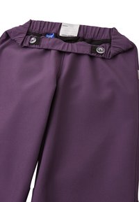 Pantalons violets avec une taille élastique, une fermeture à bouton et un tissu lisse et soyeux. Dispose d'une étiquette à l'intérieur de la taille pour les instructions d'entretien.