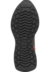 Suola in gomma nera con motivi di battistrada circolari e a zigzag, completa di logo Geox. Superficie texturizzata per grip e durata.
