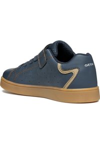 Sneaker in pelle blu con perforazioni, cinturino in Velcro e accenti marroni. Presenta una suola in gomma e un colletto imbottito per il comfort.