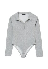 Body grigio a maniche lunghe con colletto polo, realizzato in materiale morbido, con chiusura a snap nella parte inferiore e texture liscia.