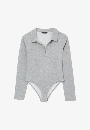 Body grigio a maniche lunghe con colletto polo, realizzato in materiale morbido, con chiusura a snap nella parte inferiore e texture liscia.
