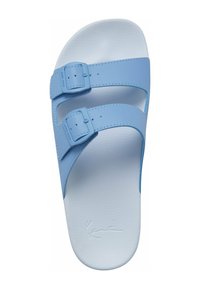 Mėlynos sintetinės šlepetės su dviem reguliuojamais dirželiais, kuriuose yra sagtelės. Lygus paviršius su paminkštintu padu. Ergonomiškas dizainas.