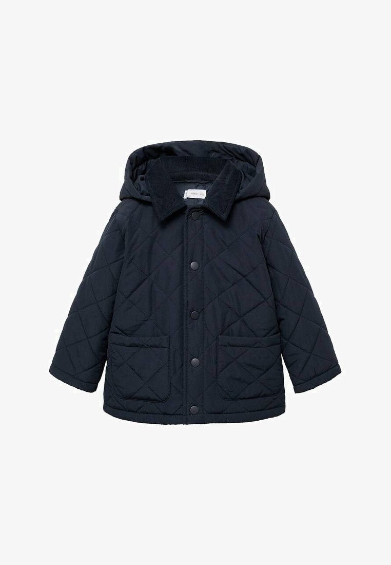 Námořnická prešívaná bunda s kapucňou, ktorá má zapínanie na cvočky, rebrovaný golier a dve predné vrecká. Mäkko, ľahká látka.