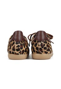 Trampki w panterkę z brązowymi skórzanymi akcentami, miękka tekstura, okrągły nosek i płaska gumowa podeszwa. Sznurówki z przodu.