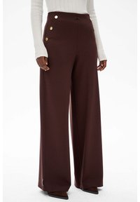 Brązowe spodnie o szerokich nogawkach, wykonane z miękkiego materiału, z wysokim stanem i złotymi guzikami po bokach. Gładka tekstura i dopasowany krój.