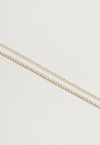 Due collane: una con perle bianche rotonde, l'altra con maglie dorate accentuate da piccole pietre trasparenti.