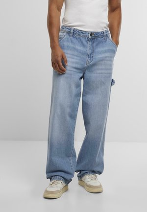 Lyseblå denimjeans med en avslappet passform, som har knapp og glidelås, fem-lommers design og subtil falming.