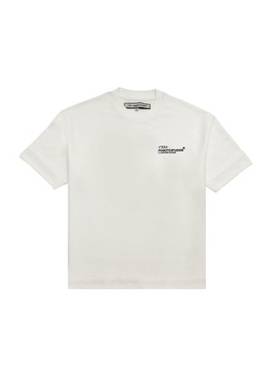 Camiseta de algodón blanca de manga corta con cuello redondo. Presenta texto impreso en negro y un logo en el área del pecho izquierdo. Textura suave.