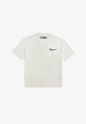 Hvid kortærmet bomulds T-shirt med rund udskæring. Har sort trykt tekst og logo på venstre brystområde. Glat tekstur.