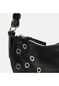 Borsa in pelle nera con occhielli e cerniera in argento. Caratterizzata da una finitura texturizzata, tracolla regolabile e design angolare per un'estetica moderna.