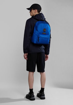 Blauer Rucksack aus Nylonmaterial, mit einem Logopatch, verstellbaren Trägern, einer Vordertasche und kontrastierenden schwarzen Reißverschluss-Zügen.