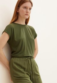 TOM TAILOR DENIM FLUENT TEE - T-shirt basic - cypress olive