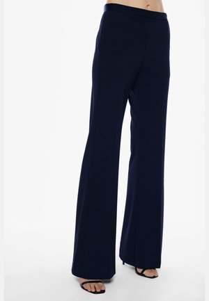 Pantaloni navy blu a gamba larga realizzati in un tessuto stretch con una texture liscia, dotati di cuciture frontali e di un alto punto vita.