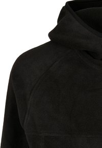 Pullover in pile nero con collo alto e superficie texturizzata, caratterizzato da maniche raglan e un design semplice e minimale.
