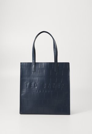 Granatowa torba tote z teksturą krokodyla, wytłoczone logo "TED BAKER" oraz dwoma solidnymi uchwytami. Płaski design, gładkie wykończenie.
