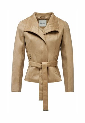 Chaqueta ajustada de ante beige con cuello ancho, mangas largas, bolsillos con cremallera y un cinturón a juego atado a la cintura.