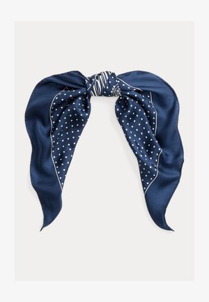 Tengerészkék selyemsál fehér pöttyökkel és vékony szegélyvonalakkal, fehér háttéren lazán megkötve és behajtva.