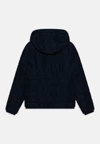 Dunkelblauer Steppjacke mit Kapuze, mit horizontalem Steppmuster, elastischen Bündchen und geradem Saum. Weiches, leichtes Material.