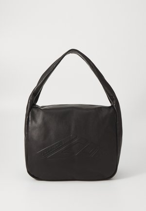 Borsa a spalla in pelle nera con parte superiore arrotondata, dettaglio del logo impresso, texture liscia e chiusura con zip, dotata di un'unica maniglia curva.