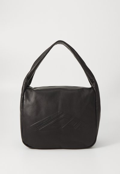Sac à épaule en cuir noir avec un haut arrondi, détail de logo en relief, texture lissée et fermeture à zip, doté d'une seule anse courbée.