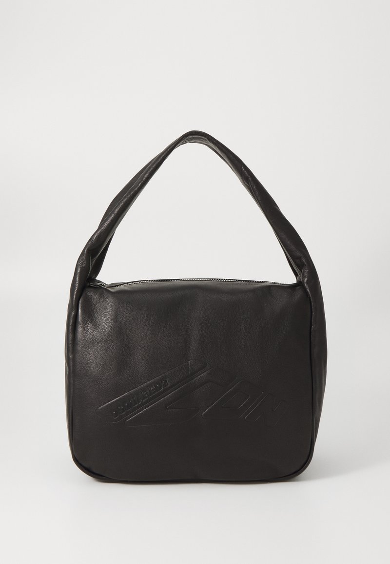 Borsa a spalla in pelle nera con parte superiore arrotondata, dettaglio del logo impresso, texture liscia e chiusura con zip, dotata di un'unica maniglia curva.