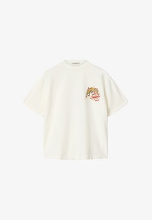 Biały T-shirt z krótkim rękawem z kolorowym, kwiatowym nadrukiem i tekstem "Allstars Festival" na lewej piersi.
