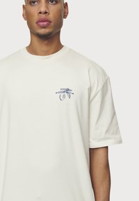 Pegador GORET TEE - Potiskana majica - washed salty cream