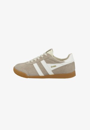 Beige sneakers van suede met witte strepen en een gouden logo. Rondneus en witte accenten, met een gestructureerde gumzool.