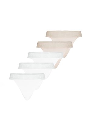 Vijf damesbikini's met kanten rand in wit en beige, gerangschikt in een verspringende rij op een witte achtergrond.