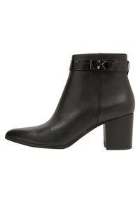 Schwarze Stiefeletten mit spitz zulaufender Zehe und Blockabsatz. Verfügt über ein glänzendes schwarzes Band mit "MK"-Logo-Detail um den Knöchel. Glatte Ledertextur.
