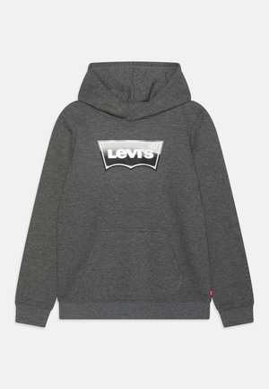Dunkelgrauer Levi's-Hoodie mit Fronttasche und reflektierendem Levi's-Logo mittig auf der Brust, langen Ärmeln und angesetzter Kapuze.