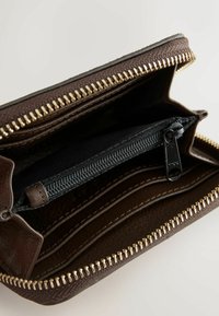 Barna bőr pénztárca arany cipzárral, több kártyatartóval és egy cipzáras rekesszel. A belseje fekete szövetbélésű.