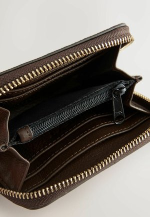 Brun læderpung med guld lynlås, der har flere kortslots og et lynlåsrum. Indvendigt har den en sort stofforing.