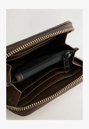 Rudas odinis piniginė su auksine užtrauktuku, turinti kelis kortelių skyrelius ir užtrauktuku uždaromą kišenę. Viduje yra juodas audinio pamušalas.