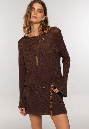 CON BRILLO Y DISEÑO ACAMPANADO - Vestido de punto - marrón