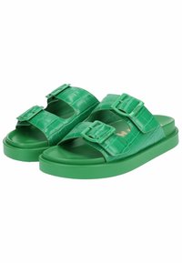 Zelené plastové sandály s krokodýlí texturou, vybavené dvěma nastavitelnými přezkami a silnou podrážkou pro pohodlí.