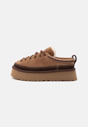UGG, HERITAGE LACE UP - Zapatillas - chestnut