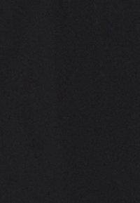 Černá tkanina s hladkým povrchem, s mírným leskem. Jednotná barva bez vzorů nebo viditelného kovového příslušenství. Vhodná pro různé účely.