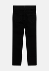 Svarta jeans med en slim fit design, tillverkade av denim, med bakfickor och en mjuk textur. Ren, minimalistisk bakvy.