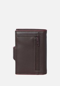 Bruine leren portemonnee met een gestructureerd oppervlak, een ritsvak aan de zijkant, een contrasterende binnenkleur en gestikte details.