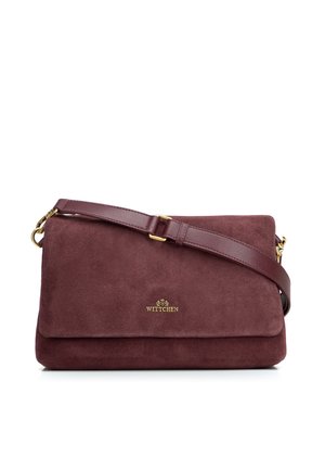 Sac à épaule en daim bordeaux avec sangle réglable et logo Wittchen doré centré sur le rabat avant.