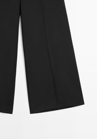 Schwarze, weit geschnittene Hose mit glatter, matter Textur und sauberem Saum. Verfügt über eine hohe Taille und ein klassisches, minimalistisches Design.